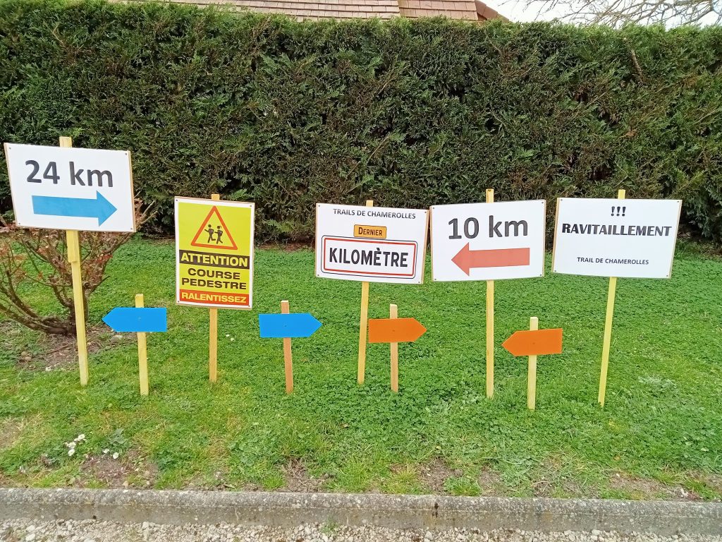Photo des panneaux de signalisation fabriqués par les bénévoles pour le trail de l'AS Rabajou