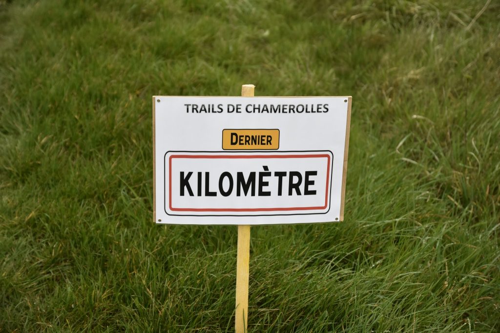 Panneau du trail de Chamerolles 2023 - Dernier kilomètre - organisé par l'AS Rabajou